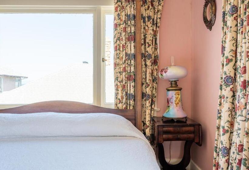 اتاق لوکس, Martine Inn