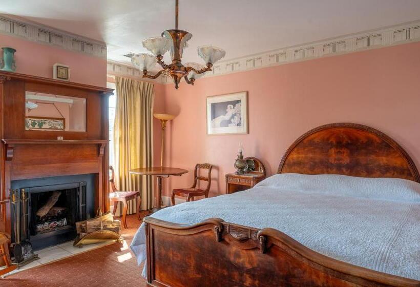 اتاق سوپریور با تخت بزرگ, Martine Inn