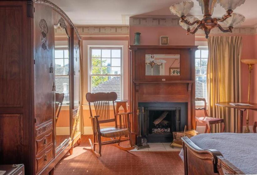 اتاق سوپریور با تخت بزرگ, Martine Inn