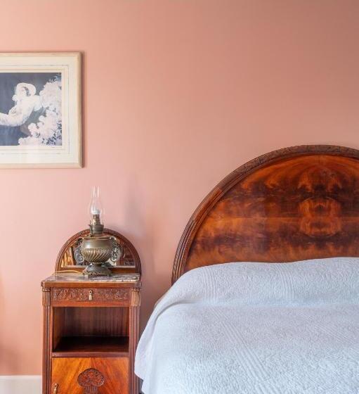 اتاق سوپریور با تخت بزرگ, Martine Inn