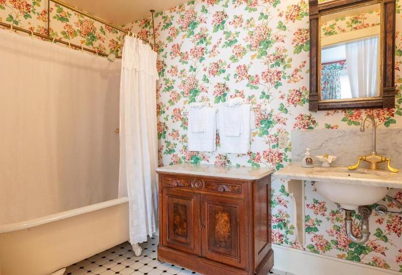 اتاق استاندارد با تخت بزرگ, Martine Inn