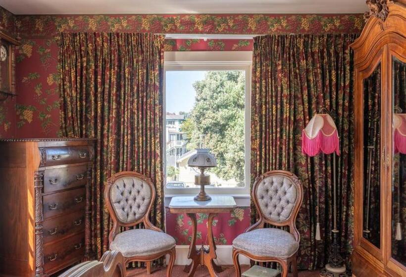 اتاق استاندارد با چشم‌انداز, Martine Inn