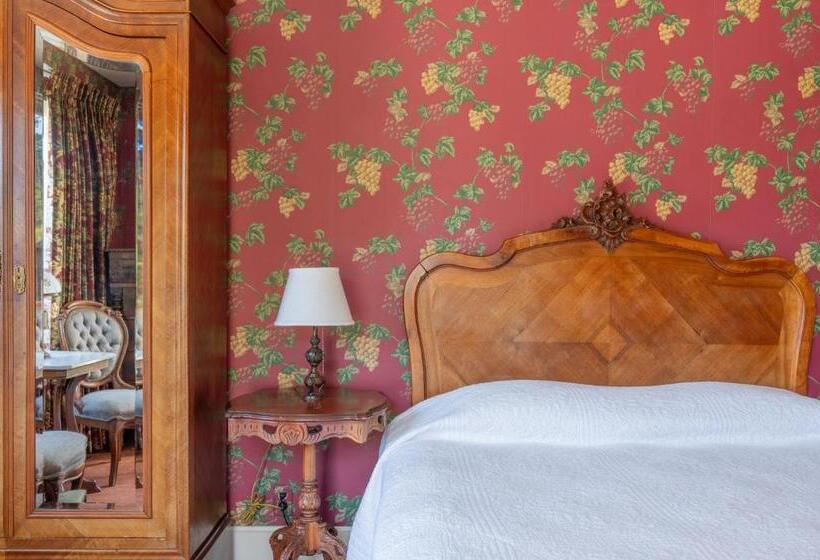 اتاق استاندارد با چشم‌انداز, Martine Inn