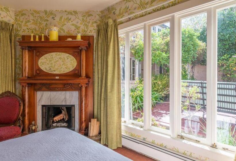 اتاق استاندارد با چشم‌انداز باغ, Martine Inn