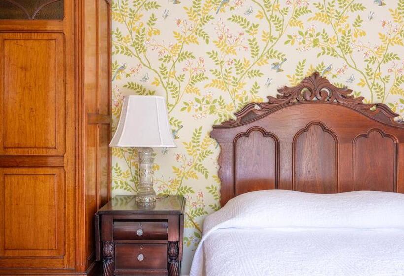 اتاق استاندارد با چشم‌انداز باغ, Martine Inn