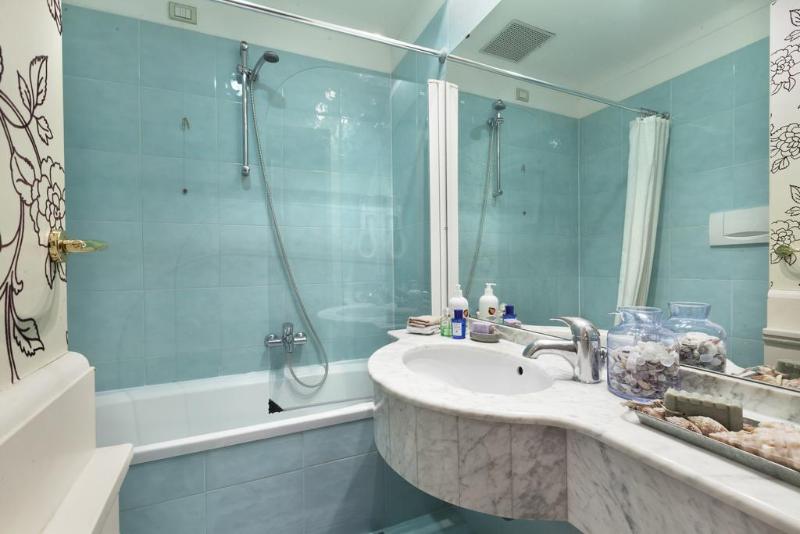 اتاق استاندارد با تخت بزرگ برای معلولان, Quality Inn & Suites At Dollywood Lane