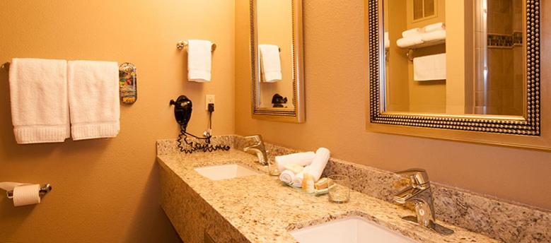 اتاق لوکس با تخت بزرگ, Meadow Lake Resort & Condos