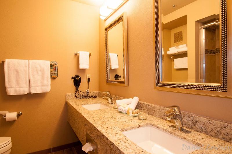 اتاق لوکس با تخت بزرگ, Meadow Lake Resort & Condos
