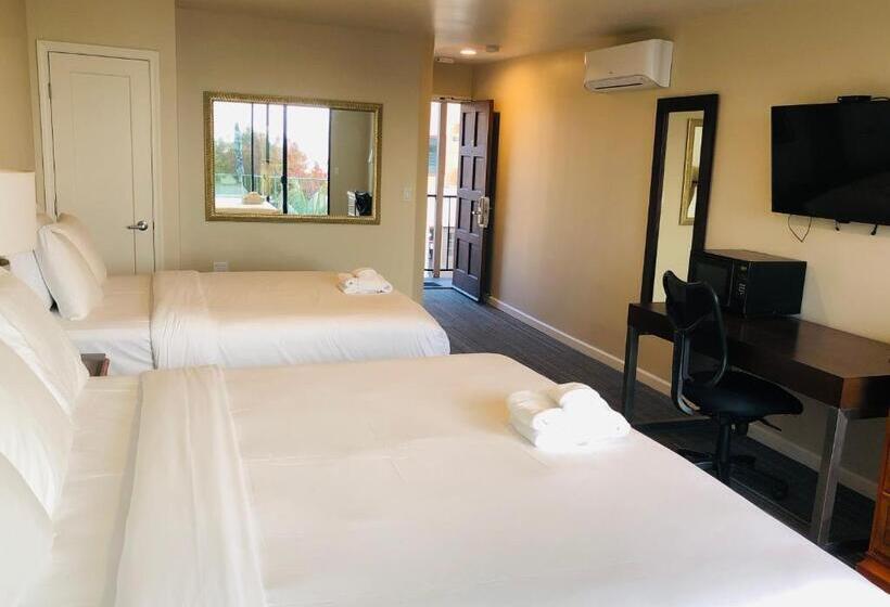 اتاق لوکس با بالکن و چشم‌انداز دریا, Moonlight Beach Motel