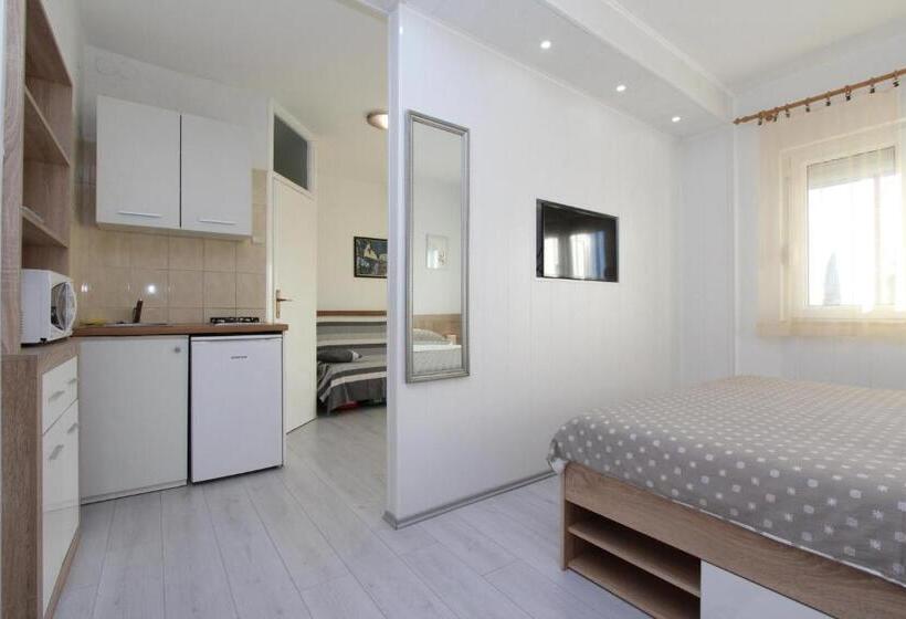 Comfort studio with sea view, Apartments Eva