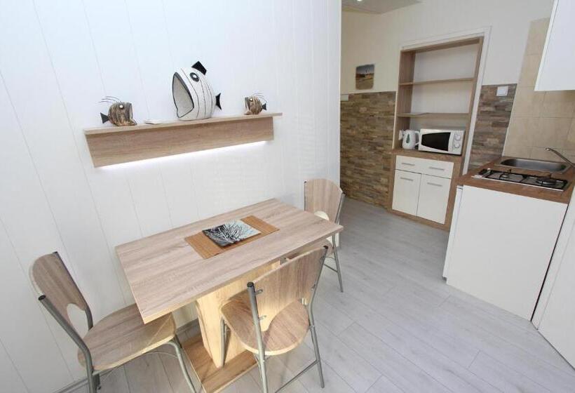 Comfort studio with sea view, Apartments Eva