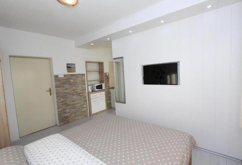 Comfort studio with sea view, Apartments Eva