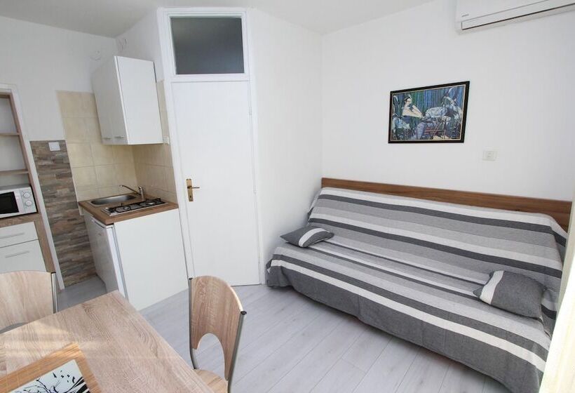 Comfort studio with sea view, Apartments Eva