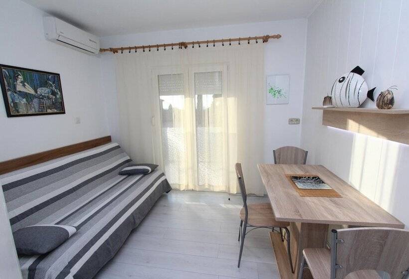 Comfort studio with sea view, Apartments Eva