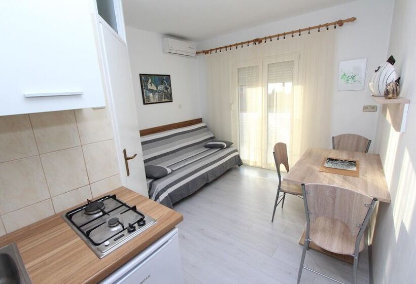 Comfort studio with sea view, Apartments Eva