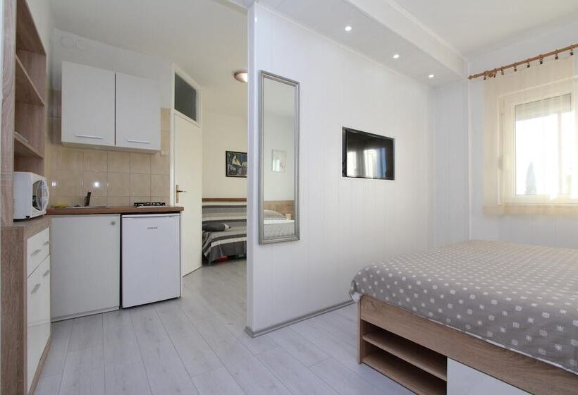 Comfort studio with sea view, Apartments Eva