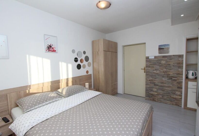 Comfort studio with sea view, Apartments Eva