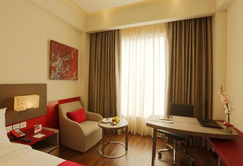 اتاق استاندارد با تخت بزرگ برای معلولان, Ramada Plaza By Wyndham Lucknow