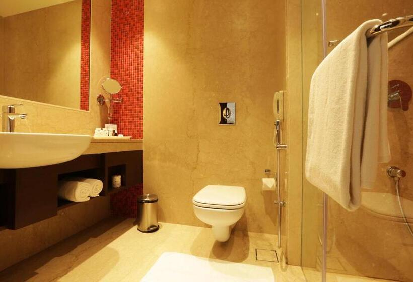 اتاق استاندارد با تخت بزرگ برای معلولان, Ramada Plaza By Wyndham Lucknow