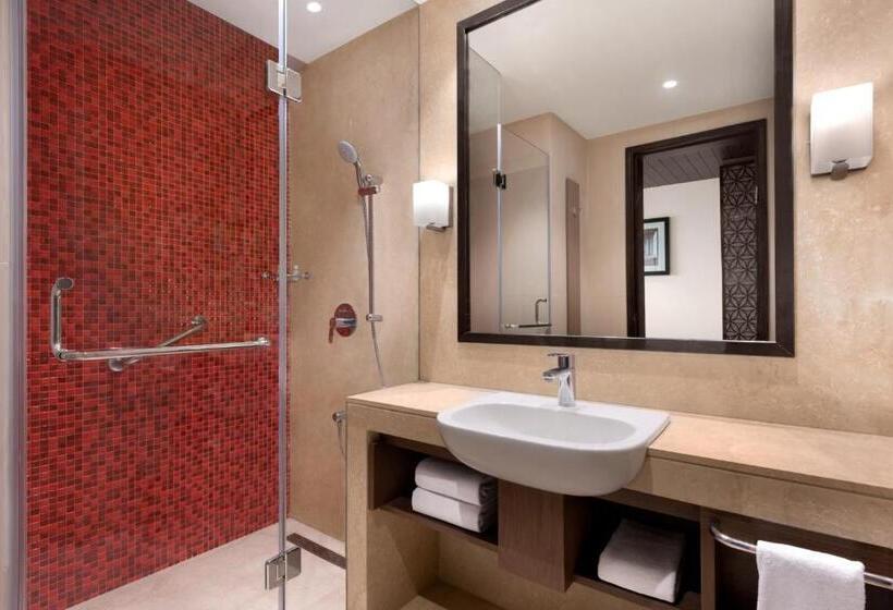 اتاق استاندارد با تخت بزرگ برای معلولان, Ramada Plaza By Wyndham Lucknow