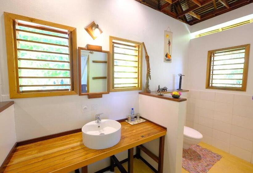 اتاق اساندارد با چشم‌انداز جانبی به دریا, Coco Komba Lodge