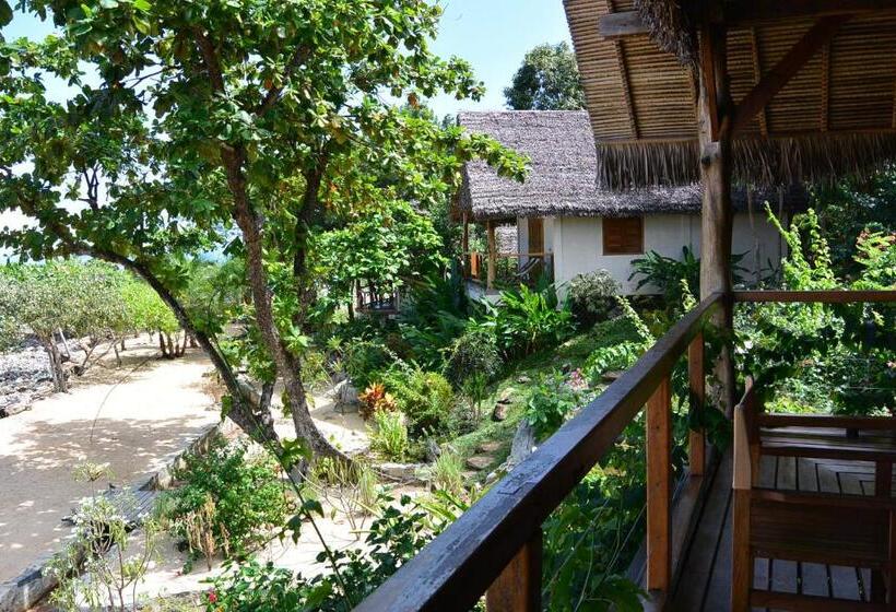 اتاق اساندارد با چشم‌انداز جانبی به دریا, Coco Komba Lodge