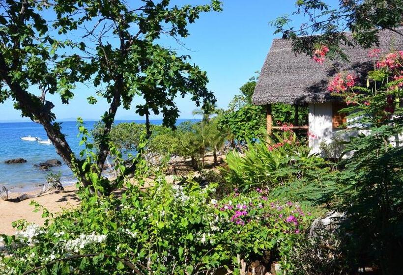 اتاق اساندارد با چشم‌انداز جانبی به دریا, Coco Komba Lodge