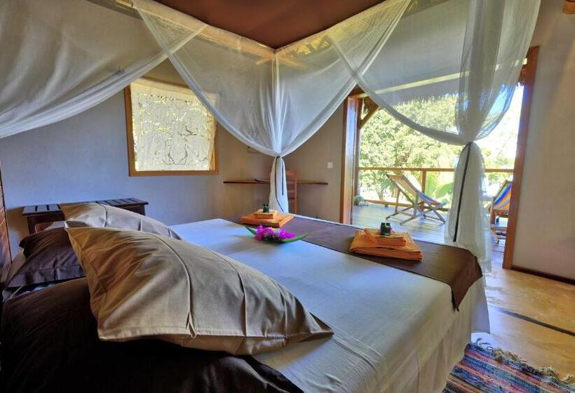 اتاق اساندارد با چشم‌انداز جانبی به دریا, Coco Komba Lodge