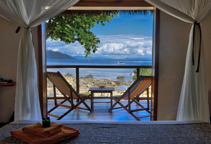 اتاق اساندارد با چشم‌انداز جانبی به دریا, Coco Komba Lodge
