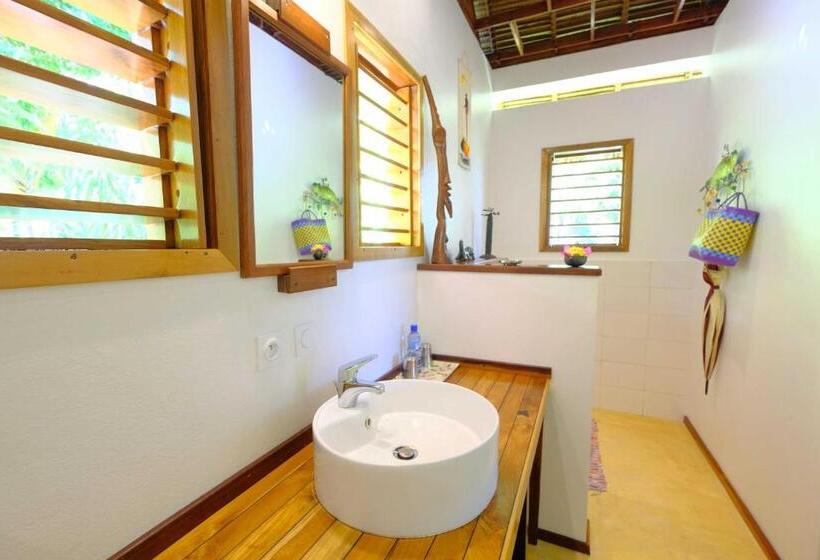 اتاق اساندارد با چشم‌انداز جانبی به دریا, Coco Komba Lodge