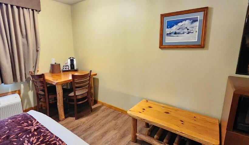 اتاق استاندارد با تخت دو نفره بزرگ برای معلولان, Nisqually Lodge
