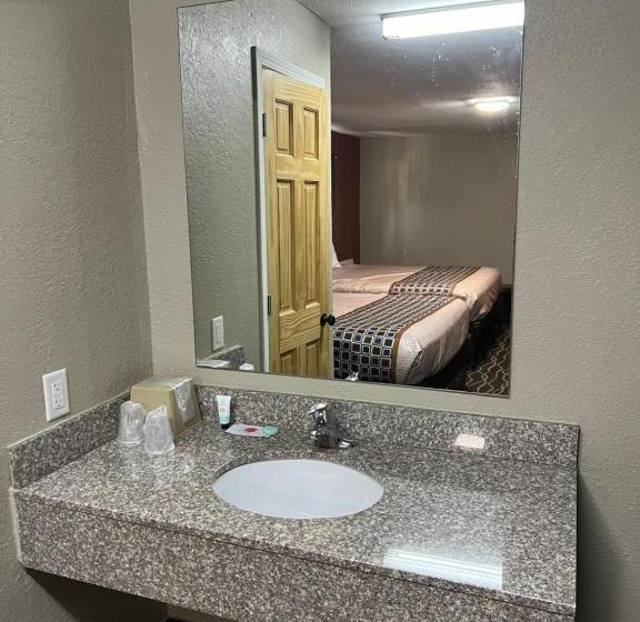 اتاق استاندارد با تخت بزرگ, Westbridge Inn And Suites