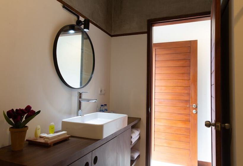 اتاق استاندارد با چشم‌انداز استخر, Ratan Uluwatu Hotel And Villas