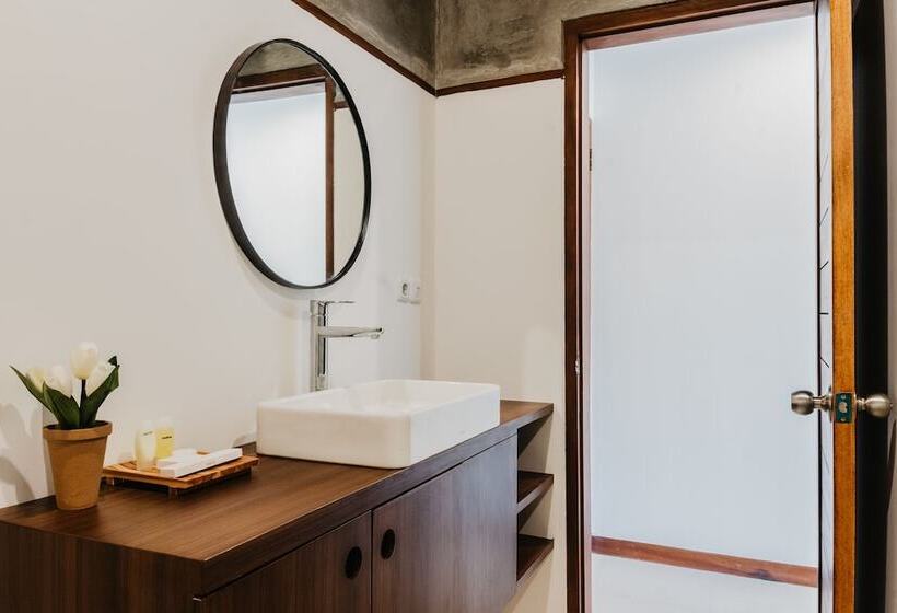 اتاق استاندارد با چشم‌انداز استخر, Ratan Uluwatu Hotel And Villas