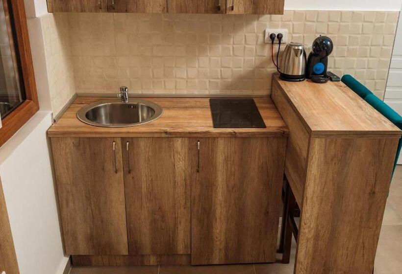 استودیوی سوپریور, Apartments Mary