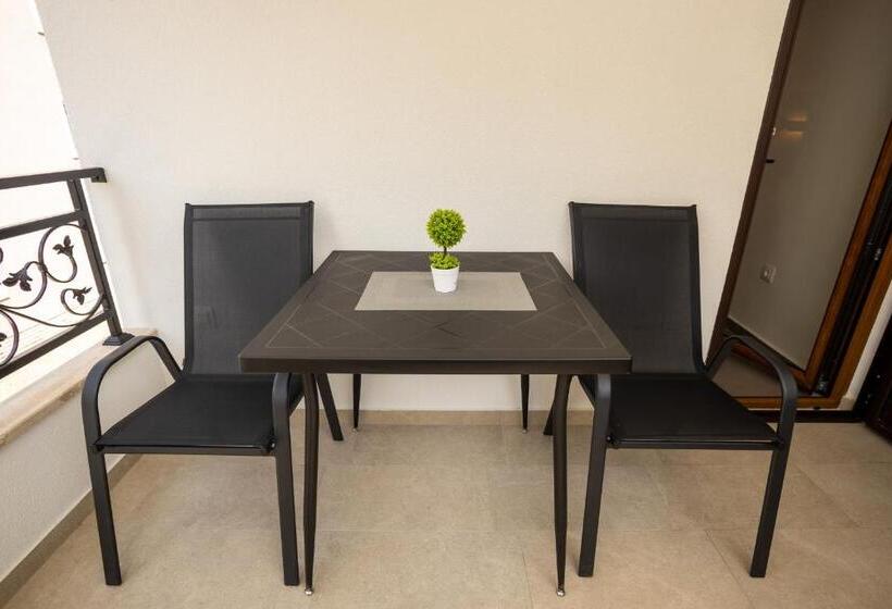 استودیوی سوپریور, Apartments Mary