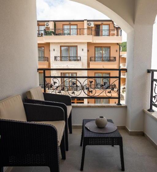 استودیوی لوکس, Apartments Mary