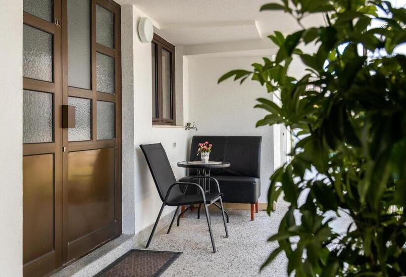 استودیوی استاندارد, Apartments Mary