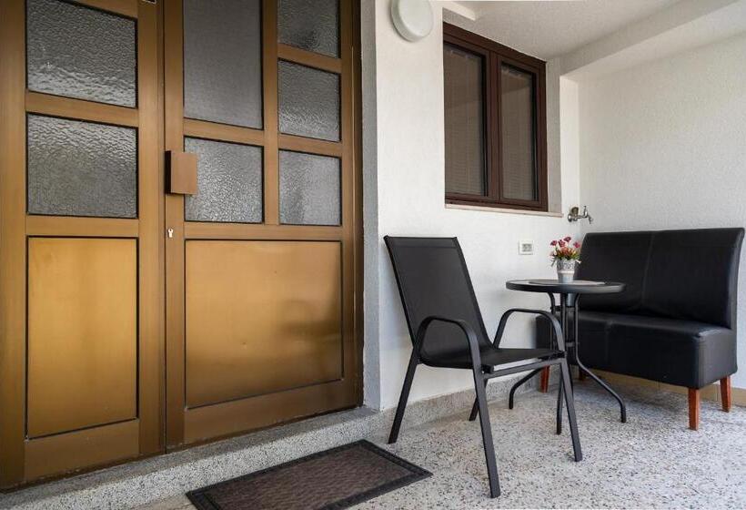 استودیوی استاندارد, Apartments Mary