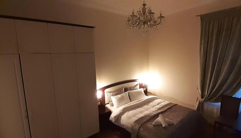 سوییت, Apartment Nr. 8