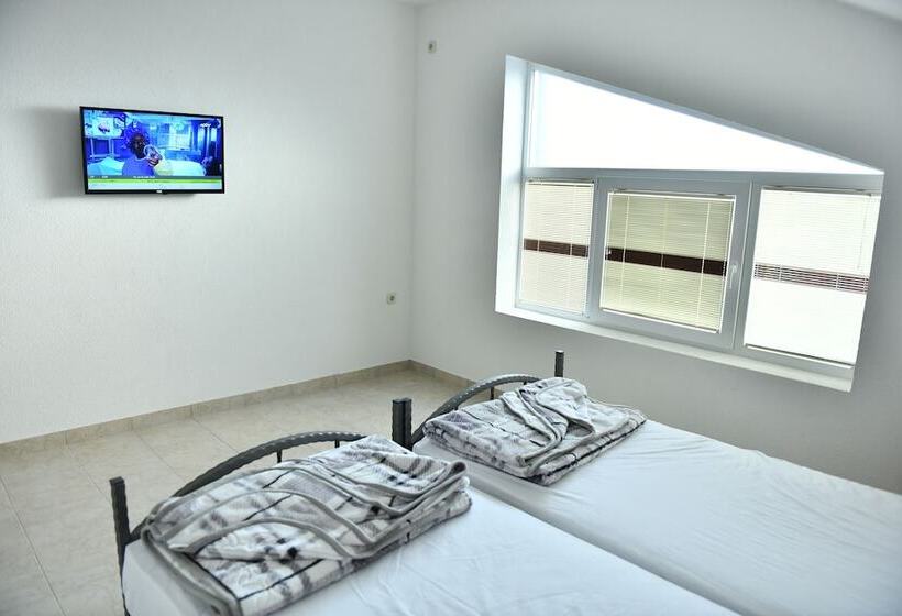 تختخواب در اتاق مشترک, Hostel & Apartments Academy