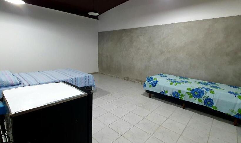 اتاق ساده سه‌ نفره, Man Cave Hostel
