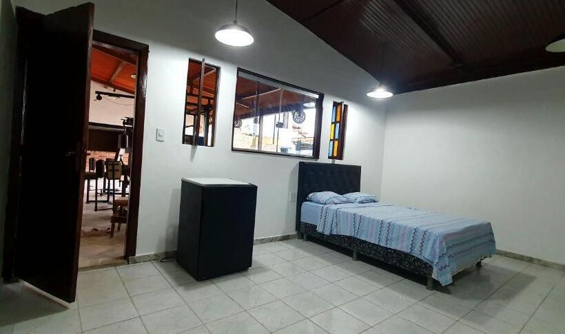 اتاق ساده سه‌ نفره, Man Cave Hostel