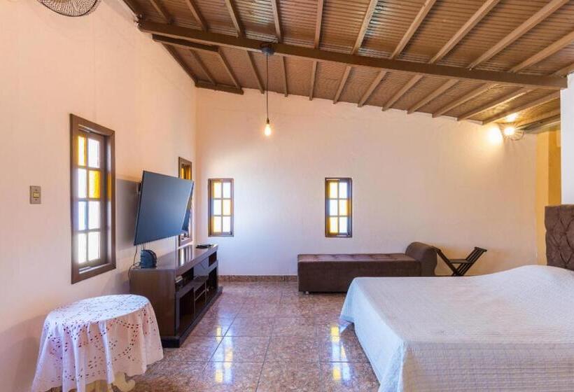 استودیوی سوپریور, Man Cave Hostel