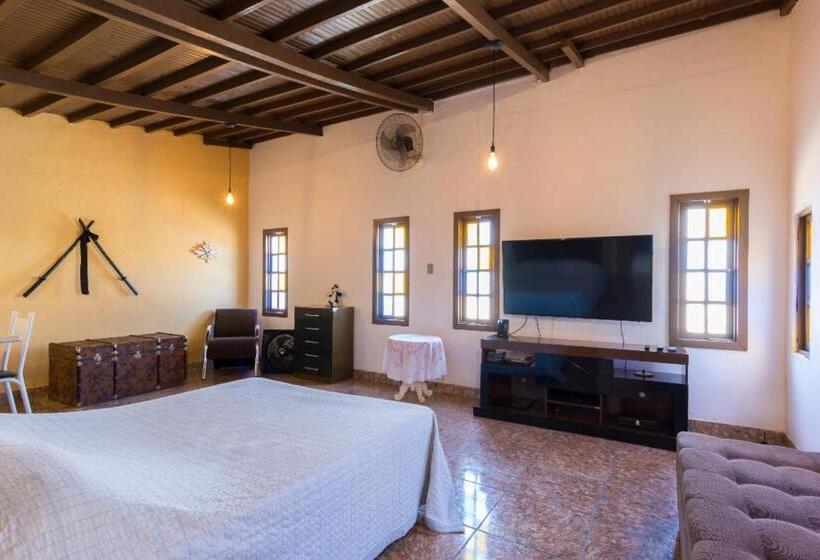 استودیوی سوپریور, Man Cave Hostel
