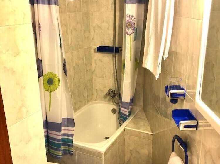 اتاق استاندارد با بالکن, Hostal Hermanos Sánchez