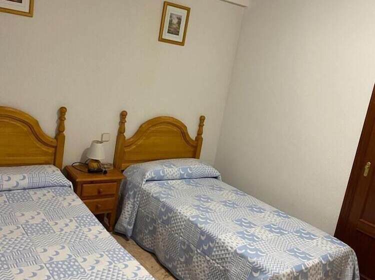 اتاق استاندارد با بالکن, Hostal Hermanos Sánchez