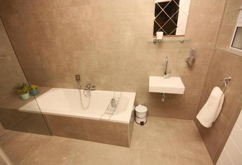 اتاق خانوادگی با سرویس بهداشتی مشترک, The Retreat Guesthouse