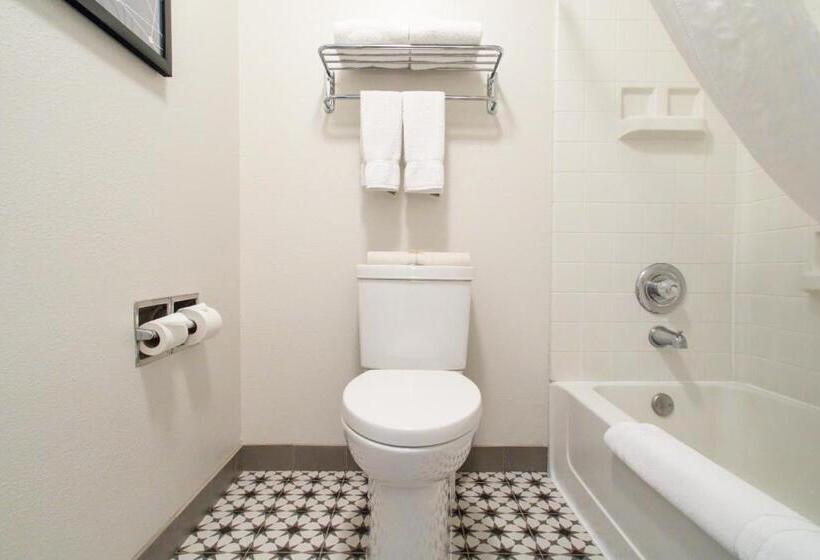 سوئیت با تخت بزرگ, Oxford Suites Chico