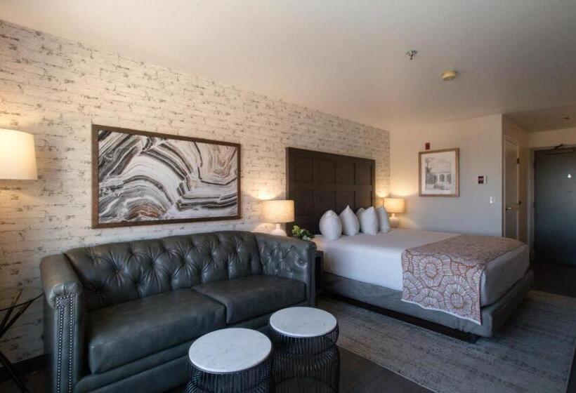 سوئیت با تخت بزرگ, Oxford Suites Chico